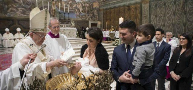 papa_francesco_battesimo_cappella_sistina_chiesa_bambini_famiglia_lapresse_2018