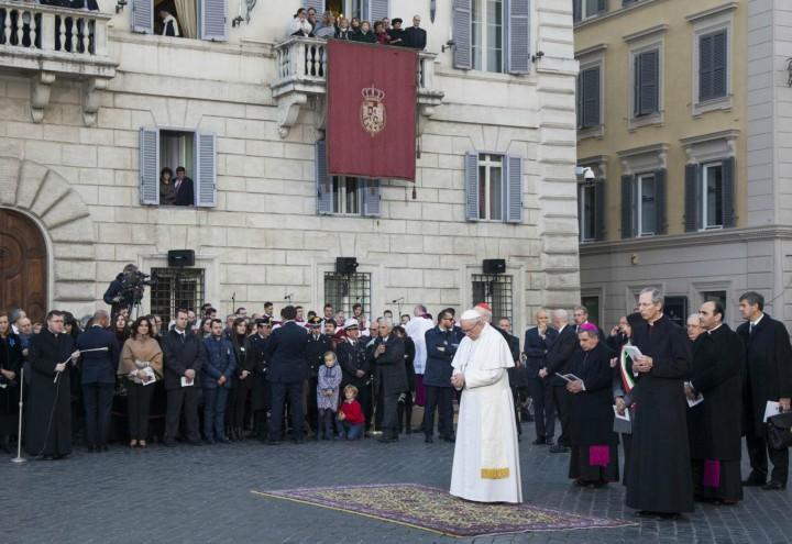 papa_francesco_immacolata_concezione_madonna_statua_piazza_spagna_lapresse_2017