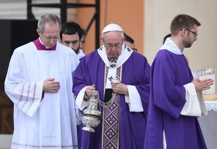 papa_francesco_messa_incenso_lapresse_2017