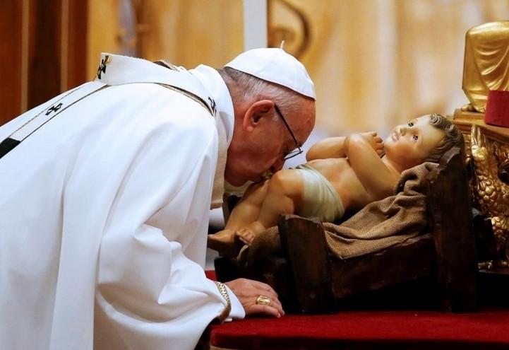 papa_francesco_natale_Gesubambino_lapresse_2017