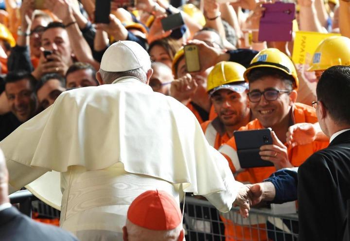 papa_francesco_operai_ilva_2_lapresse_2017.jpg