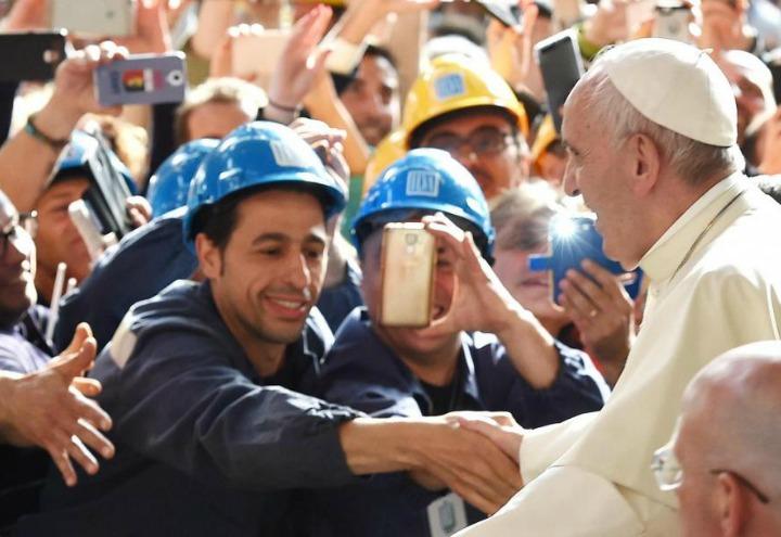 papa_francesco_operai_ilva_lapresse_2017