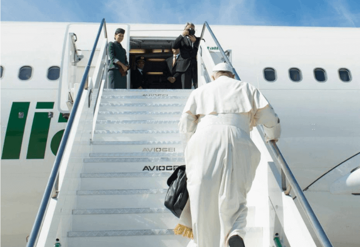 papa_francesco_viaggio_aereo_1_lapresse_2017