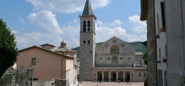 piazza_duomo_spoleto_wikipedia