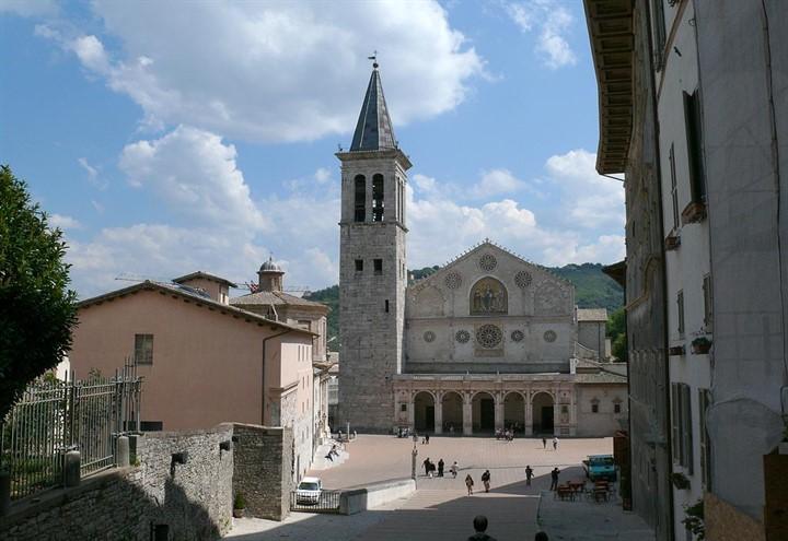 piazza_duomo_spoleto_wikipedia