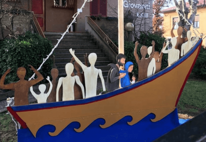 presepe_natale_migranti_profughi_chiesa_arcore_twitter_2017