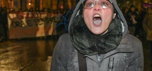 professoressa_contro_poliziotti_video