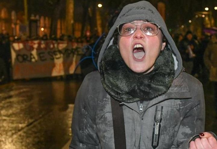 professoressa_contro_poliziotti_video