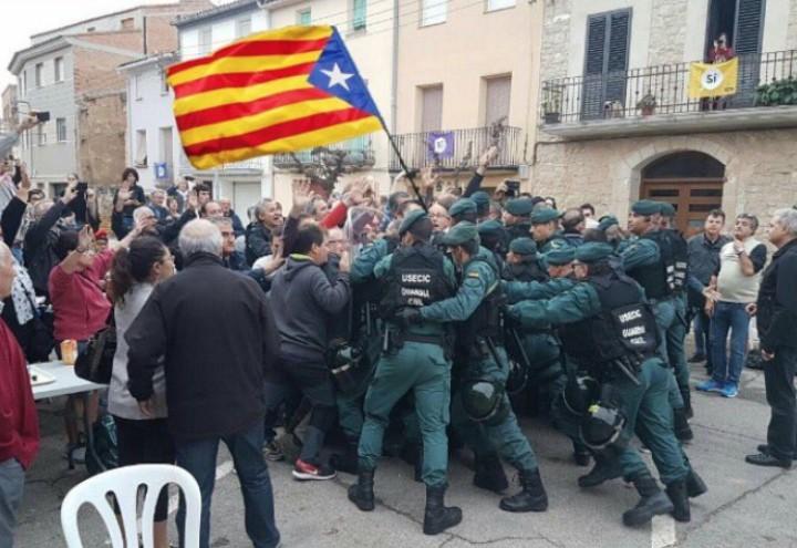 referendum_catalogna_voto_barcellona_indipendenza_scontri_polizia_twitter_2017