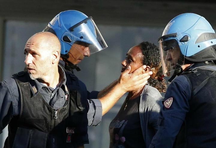 roma_migranti_scontri_polizia_lapresse_2017