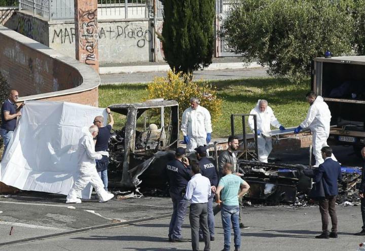roma_rogo_incendio_camper_rom_polizia_lapresse_2017