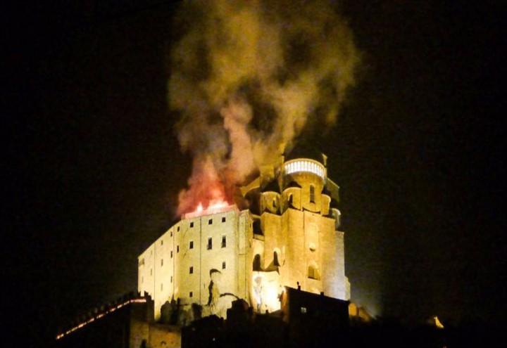 sacra_san_michele_incendio_twitter