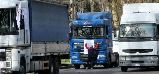 sciopero_tir_camion_autostrasportatori_protesta_strada_lapresse_2017