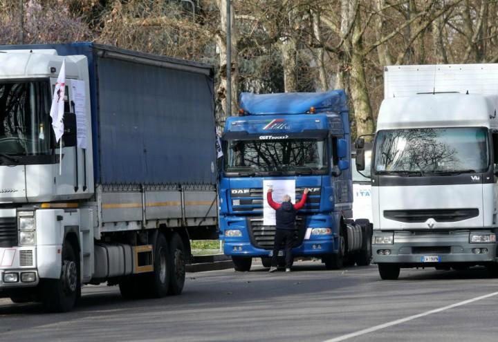 sciopero_tir_camion_autostrasportatori_protesta_strada_lapresse_2017