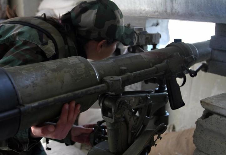 siria_guerra_ghouta_militare_donna_lapresse_2015