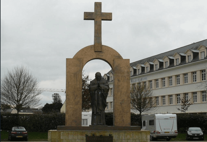 statua_croce_giovanni_paolo_wojtyla_francia_twitter_2017