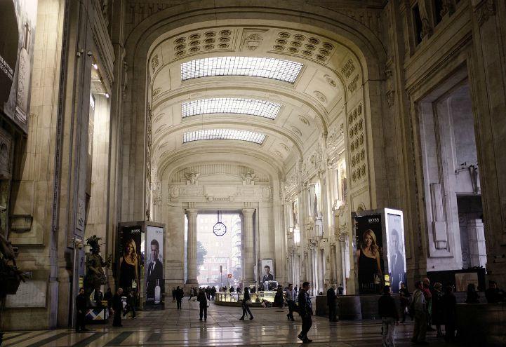 milano straniero molesta turista
