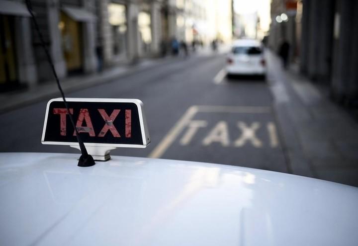 taxi_rosso_lapresse