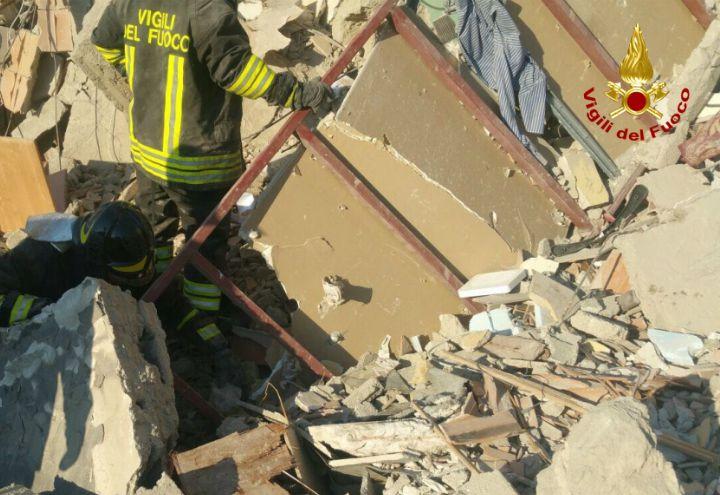 torre_annunziata_crollo_1_vigili_del_fuoco_2017