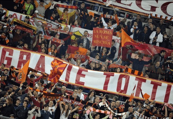 totti_striscione_tifosi_lapresse_2011