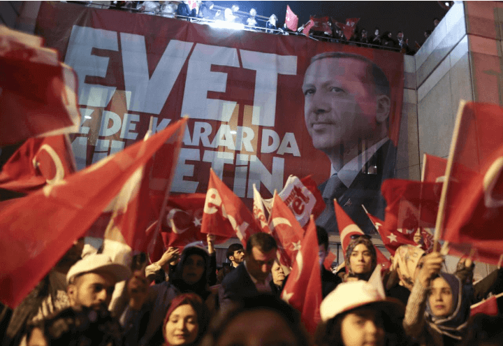 turchia_elezioni_folla_erdogan_lapresse_2017