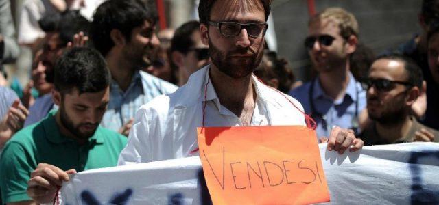 universita_giovani_laureati_flashmob_protesta_lapresse_2014