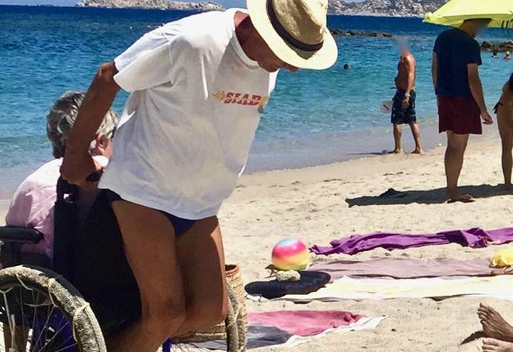 uomo_moglie_carrozzina_spiaggia_facebook_2017