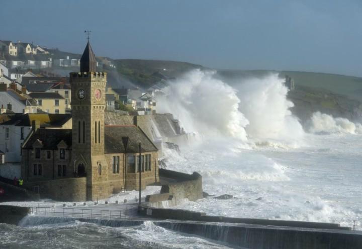 uragano_ophelia_mare_meteo_cornovaglia_irlanda_lapresse_2017