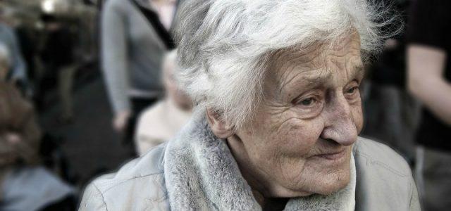 vecchia_nonna_anziana_pixabay_2017