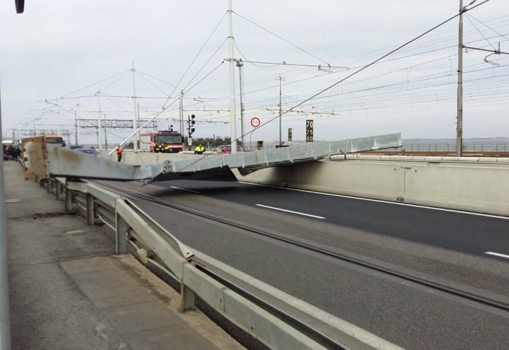 venezia_ponte_liberta_traliccio_palo_caduto_twitter_2018