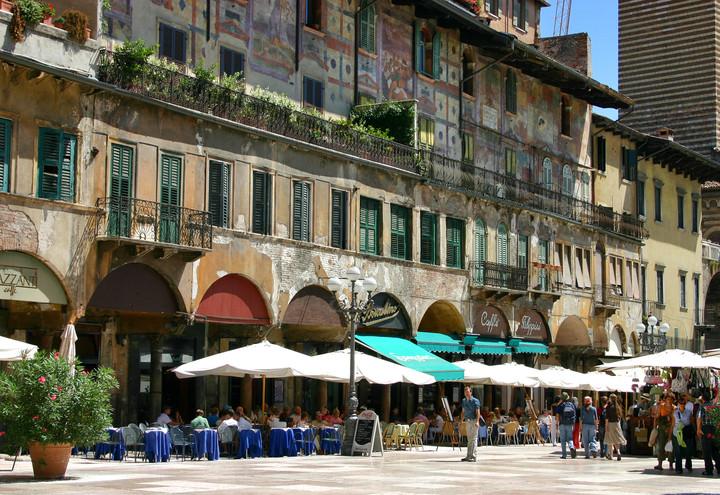 verona_piazza_erbe_wikimedia