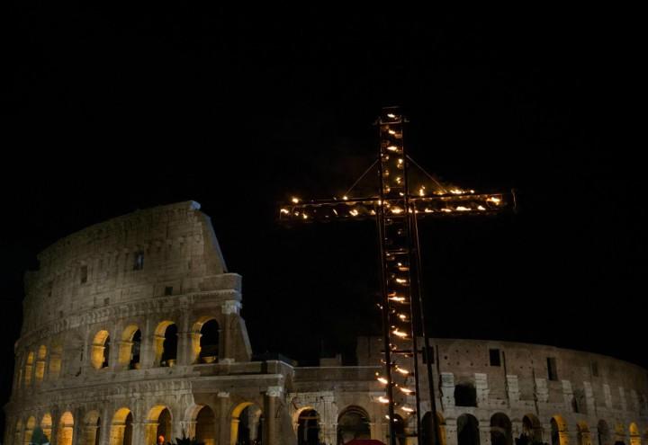 via_crucis_colosseo_croce_venerdi_santo_lapresse_2018