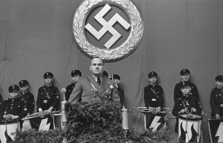 Hans_Frank_addresses_Hitler_youth_in_a_speech_in_Tomaszow_Mazowiecki