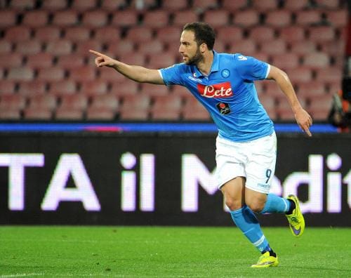 Higuain_indica-_gol