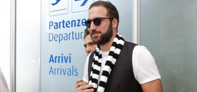 Higuain_sciarpaJuve