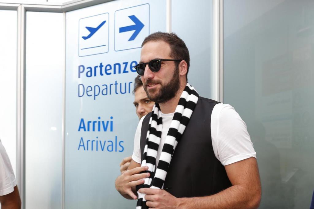 Higuain_sciarpaJuve