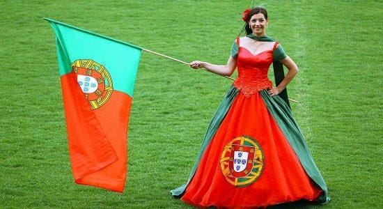 Portogallo_donna_bandiera