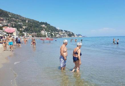 Spiaggia_mare_folla_estate_vacanze