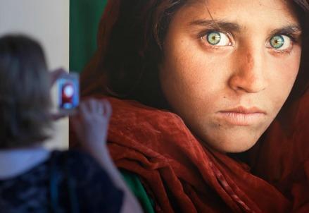 Steve_McCurry_foto_ragazza_afghana_shartat_bibi_rifugiati_profughi_migranti