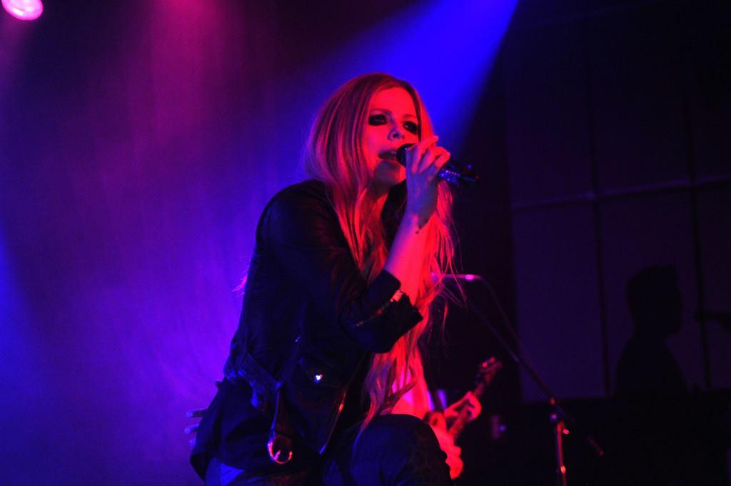 avril-lavigne-facebook