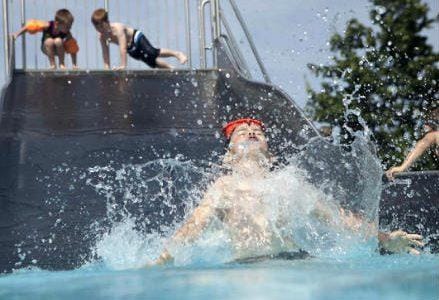 bambini_piscina_r439