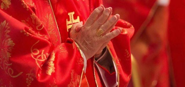 cardinale_mani_preghiera