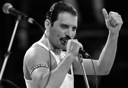 freddie mercury 25 anni fa la morte del cantante dei queen la malattia che lo uccise