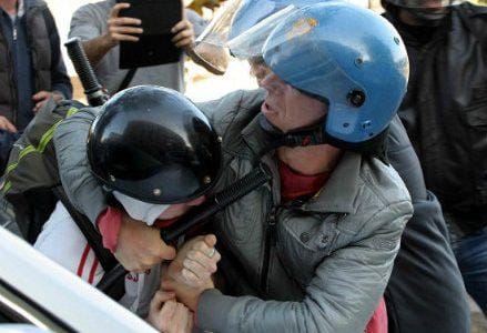 infophoto_2012-11-14_sconri_manifestazione_corteo_studenti_polizia_R439