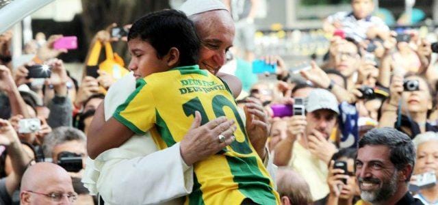 papa_francesco_abbraccio_nathan