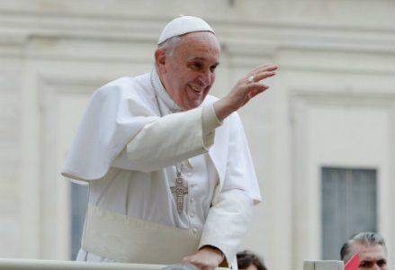 papa_francesco_saluto_R439