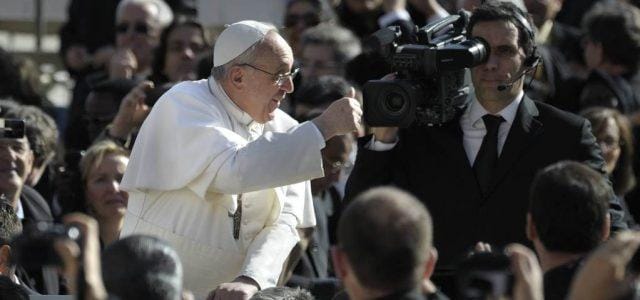 papa_francesco_saluto_telecamera