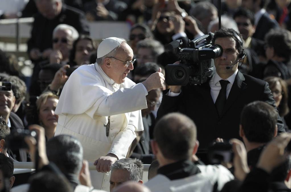 papa_francesco_saluto_telecamera