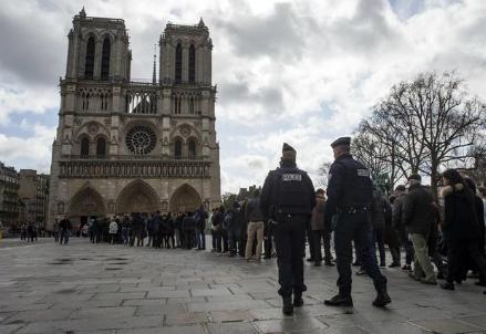 polizia-francese-notredame_R439