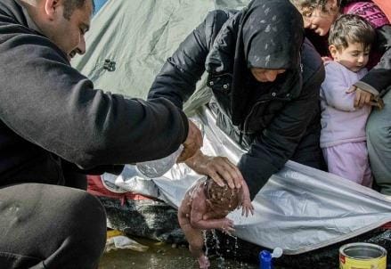 profughi_idomeni_neonatoR439